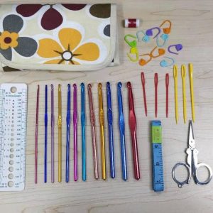 N053 - Set med 12 st. virknålar plus måttsticka, måttband etc.