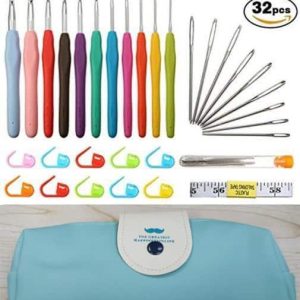 N104 - Set med 11 st. virknålar plus stickmarkörer, måttband etc.