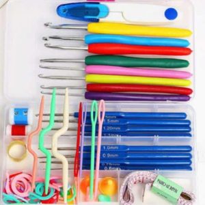 N107 - All in one set med 16 st. virkkrokar plus måttband, varvräknare etc.