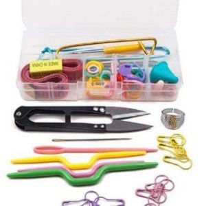 N108 - Stickset - flätstickor, måttband, maskhållare, sax etc.