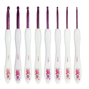 N033 - Set med 8 st. ergonomiska virknålar med snyggt vitt skaft