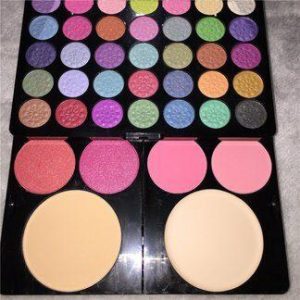 Sminkset med 49 olika färger