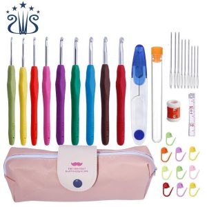 N102 - Set med 9 st. virknålar plus stickmarkörer, varvräknare m.m.