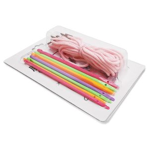 N106 - Set med 7 st. virknålar i plast med garn